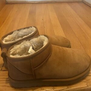 UGG Women's size 9 Classic Ultra Mini Sheepskin Classic